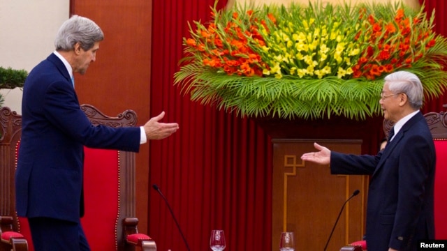 Tổng Bí thư Ðảng Cộng sản Việt Nam Nguyễn Phú Trọng chào đón Ngoại trưởng Mỹ John Kerry tại Hà Nội, ngày 16/12/2013.