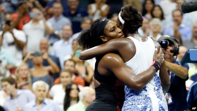 Serena Williams recibe un abrazo de su hermana Willians (de espalda) al terminar el enfrentamiento en el Abierto de Estados Unidos, ganado por la primera.