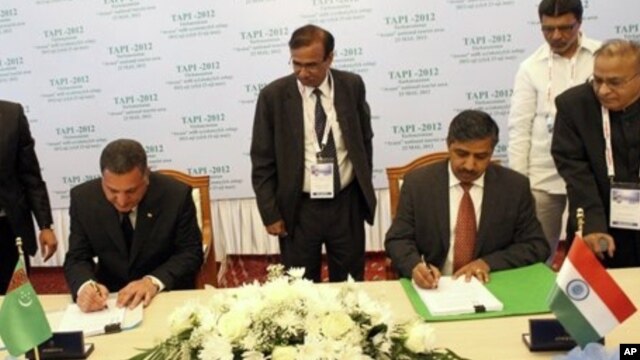 Sahatmurad Mamedov of Turkmengaz, left, and Bhuwan Chandra Tripathi of India's state-owned Gail Ltd., at signing ceremony, Avaza, Turkmenistan, May 23, 2012.