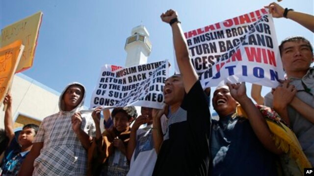 Muslim Filipina melakukan unjuk rasa di luar Masjid Biru di Taguig, timur ibukota Manila mendukung klaim atas wilayah Sabah, Malaysia (foto: dok). 