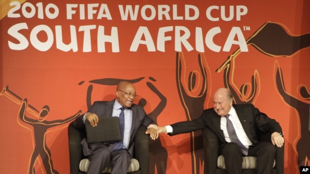 FIFA President Sepp Blatter, right , and South African President Jacob Zuma give a press conference in Johannesburg, 12-03-2010.