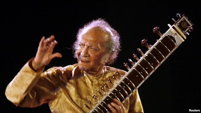 El músico indio Ravi Shankar toca el sitar con los Beatles y George Harrison, además de participar en conciertos y festivales como Woodstock, en los años 60.