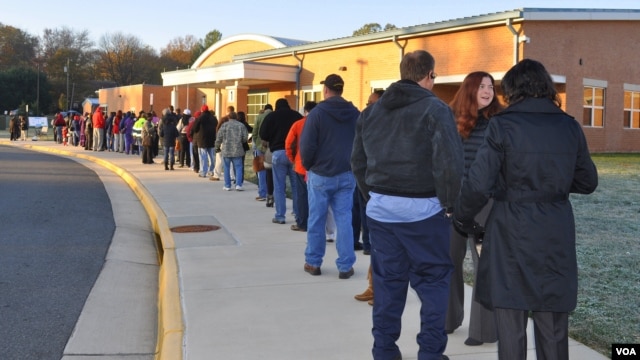 Eleitores americanos na cidade de Manassas na Virginia em linha de espera para a votação - 6 de Novembro 2012