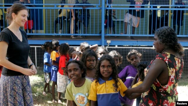 Anak-anak Aborigin mengantre pembagian laptop gratis dalam program "Satu Laptop per Anak" di Pulau Elcho, Australia. (Foto: Dok)