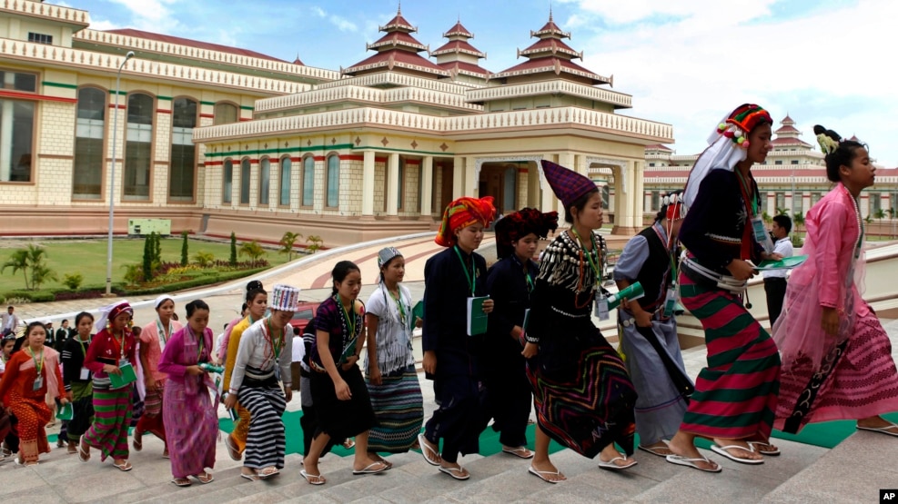 တိုင္းရင္းလူငယ္မ်ား အျပည္ျပည္ဆိုင္ရာ ဒီမိုကေရစီေန႔ က်င္းပရန္ ေနျပည္ေတာ္တြင္ေရာက္ရွိလာစဥ္ ( စက္တင္ဘာလ ၁၅ ရက္ေန႔ ၂၀၁၅)