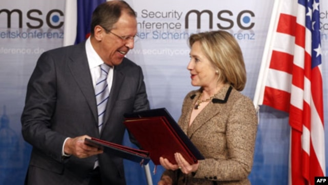 Ngoại trưởng Hoa Kỳ Hillary Clinton và Bộ trưởng Ngoại giao Nga Sergei Lavrov tại 1 Hội nghị về chính sách an ninh tại Munich, 05/2/2011