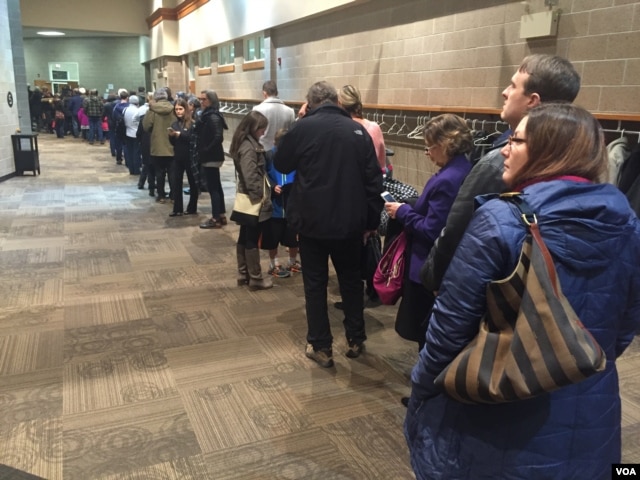 Democrats line up to enter into their caucus site in West Des Moines, Iowa, Feb. 1, 2016. (K. Farabaugh/VOA)