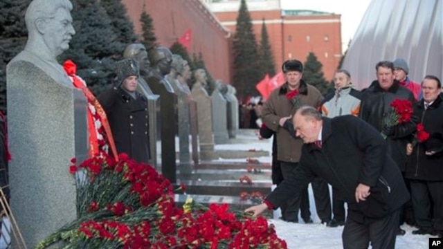 Communist party leader Gennady Zyuganov places flowers on Stalin's grave in Red Square, outside the Kremlin wall, Moscow, March 5, 2013.
