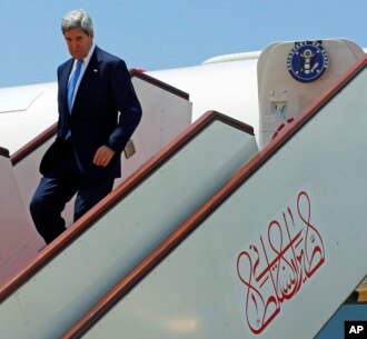 Menlu AS John Kerry menuruni tangga pesawatnya setibanya di Muscat, Oman (21/5). Hari ini, Menlu AS John Kerry dijadwalkan akan bertemu dengan diplomat tertinggi dari 10 negara Sahabat Suriah di Yordania untuk membahas rencana konferensi perdamaian untuk Suriah. 
