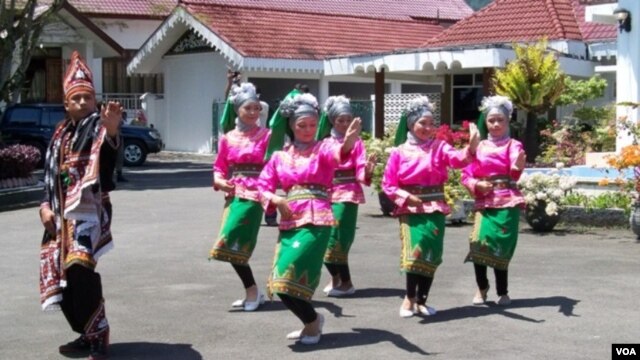 Tari Munalo, tari penyambutan dari Gayo Aceh. Aceh siap membuka Festival Danau Laut Tawar  untuk memeriahkan Tahun Kunjungan Aceh 2013.