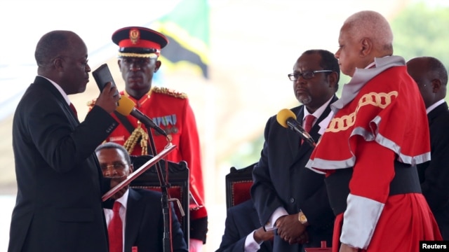 Tanzania's President-elect John Magufuli (L) takes the Oath of Office during his inauguration ceremony at the Uhuru Stadium in Dar es Salaam, Nov. 5, 2015. 