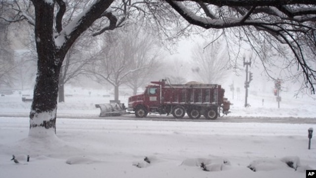 Road crews removing snow in the U.S. capital, 10 Feb 2010