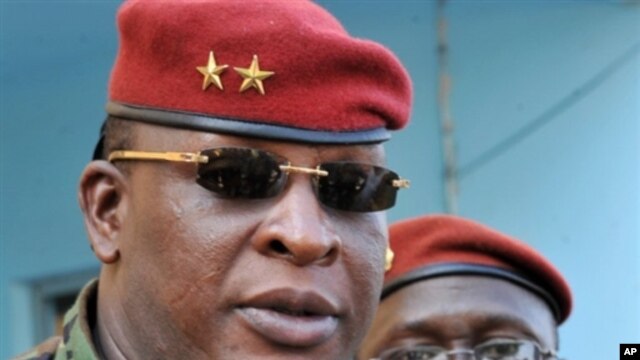 Guinean general Sekouba Konate (L) 2009 (file photo)