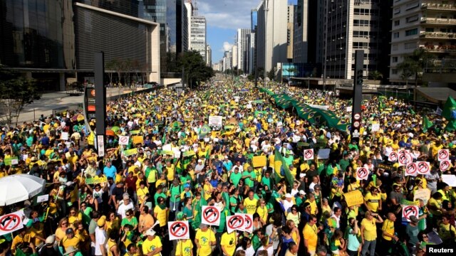 Demonstrators attend a protest against Brazil's President Dilma Rousseff, part of nationwide protests calling for her impeachment, at Paulista Avenue in Sao Paulo's financial centre, Brazil, August 16, 2015. 