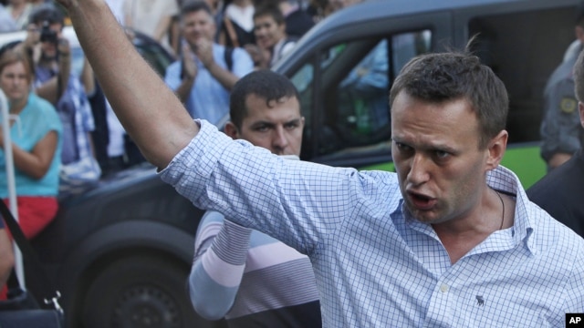 Ông Navalny bước ra từ một tòa án ở Moscow, 17/8/2012.