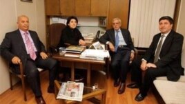 Parlamenter Leyla Zana ligel parlamantarên Kurd Murat Bozlak, Ahmet Turk û Altan Tan re li meclîsê ye