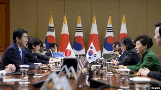 Tổng thống Hàn Quốc Park Geun-Hye (phải) và Thủ tướng Nhật Bản Shinzo Abe tại cuộc họp ở Seoul, ngày 2/11/2015.