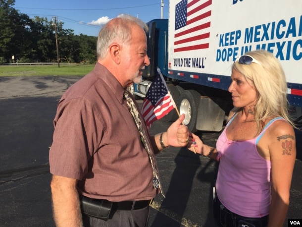 Businessman and Trump supporter Bob Bolus talks to driver Kishan Markarian, who questions whether either candidate is good for the country, in Scranton, Pennsylvania. (A. Pande/VOA)