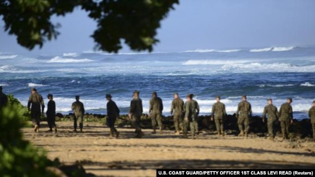 Binh sĩ thủy quân lục chiến Mỹ đi bộ trên bãi biển ở Haleiwa, Hawaii.