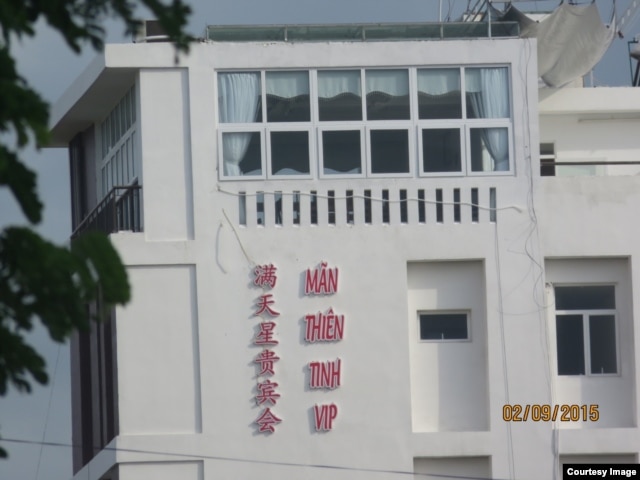 Một trong những khách sạn của người Trung Quốc nằm đối diện khu du lịch Silver Shores trên đường Võ Nguyên Giáp, Đà Nẵng