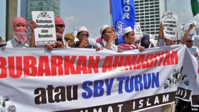 Demonstrasi menuntut pembubaran Ahmadiyah di Jakarta (foto: dok). Pakar independen PBB menilai RUU Ormas mengancam hak kebebasan berpendapat dan beragama. 