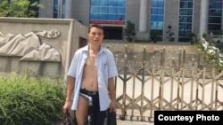 广西律师吴良述在法院内被法警殴打后惨况(参与网图片)