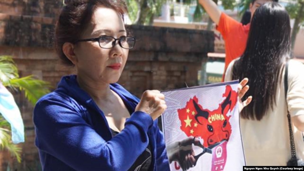 Người biểu tình giơ cao hình ảnh về bản đồ tuyên bố chủ quyền gần như toàn bộ biển Đông của Trung Quốc, hay còn được gọi là “đường lưỡi bò”.