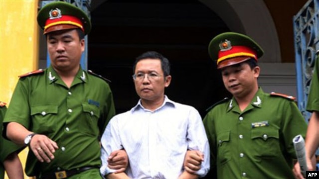 Nhà hoạt động Phạm Minh Hoàng tại tòa sơ thẩm tháng 8/2011