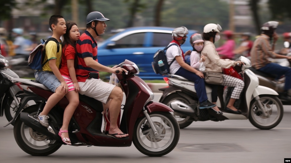 Một mặt cho rằng các bậc phụ huynh có một phần lỗi khi luôn muốn con mình giỏi, nữ nhà giáo Tô Thụy Diễm Quyên cũng chỉ ra rằng các giáo viên có một phần vai trò khi học sinh bị quá tải trong việc học. (Ảnh minh hoạ)