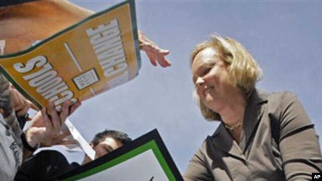 California Republican gubernatorial candidate Meg Whitman signs autographs during a campaign stop in Thousand Oaks (File)