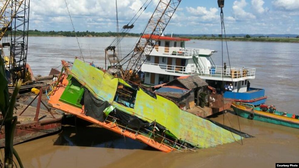 ေအာင္စိုးမိုးေက်ာ္ေရယာဥ္ကိုဆယ္ေနပံု (Photo Credit: Dr. Aye Aye Win)