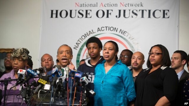 Ал Шарптон (в центре), мать Эрика Гарнера Гвен Карр (слева), Эмеральд - дочь Гарнера, Эйса Гарнера, супруга Эрика (позади Шарптона)