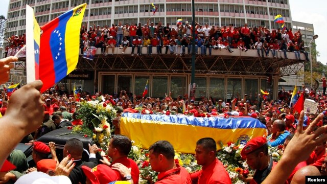 Linh cữu nhà lãnh đạo quá cố Hugo Chavez đi qua các con phố ở thủ đô Caracas.