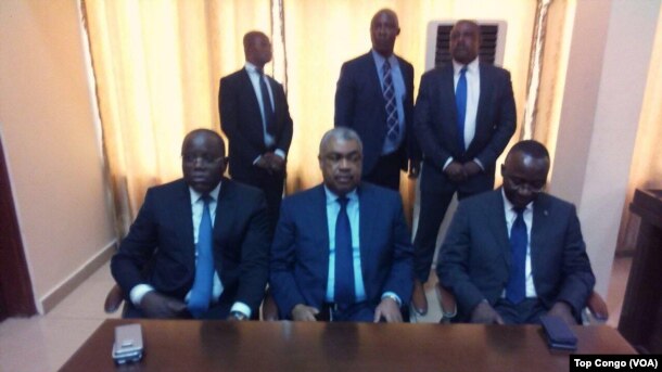 Le président de l’Assemblée nationale, Aubin Minaku, à gauche, le Premier ministre Samy Badibanga, au centre, et le Directeur de cabinet du président Joseph Kabila, Néhémie Mwilanya, présents au lancement du dialogue politique, à Kinshasa, RDC, 8 décembre