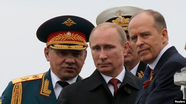 Александр Бортников на Кремлевской трибуне рядом с Владимиром Путиным и Сергеем Шойгу