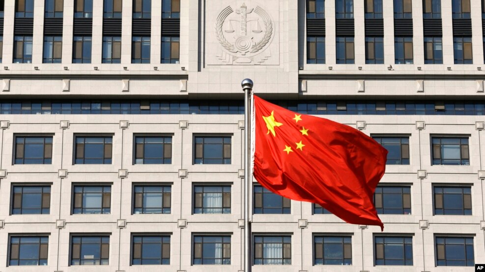 山东省高级法院大楼前飘扬着中国国旗。（资料照片）