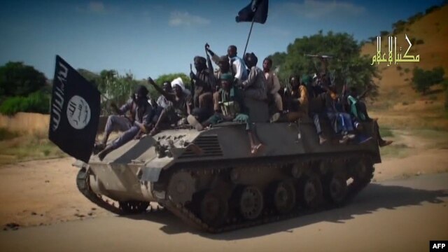 Chiến binh của nhóm Haram Boko Haram trên một chiếc xe tăng tại một địa điểm không được tiết lộ.