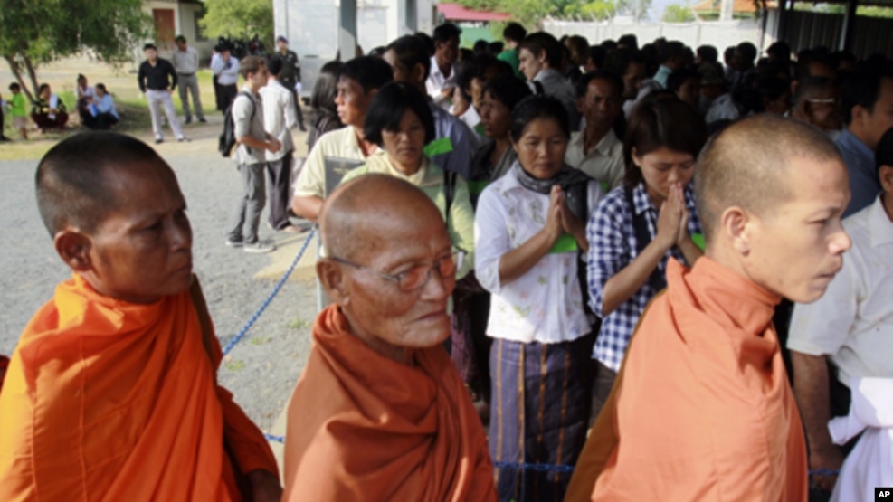 រូបឯកសារ៖ ព្រះសង្ឃ និង​ប្រជាពលរដ្ឋខ្មែរ