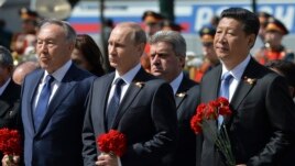 Chủ tịch Trung Quốc Tập Cận Bình (ngoài cùng bên phải) luôn sát cánh với ông Putin trong lễ kỷ niệm 70 chiến thắng Đức Quốc xã.