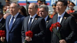 Tổng thống Putin và các quan khách quốc tế đến đặt hoa tại Mộ chiến sỹ vô danh ở Moscow để tưởng nhớ hàng triệu người đã bỏ mạng trong Thế Chiến II.