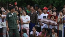 ထိုင္းႏိုင္ငံမွာ အလုပ္လုပ္ေနၾကတဲ့ ျမန္မာ ေရႊ႕ေျပာင္းအလုပ္သမားမ်ား။ မဲေဆာက္၊ ထိုင္းႏုိင္ငံ။ ဇူလိုင္ ၂၊ ၂၀၁၂။