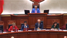 Tiranë: Ndizen debatet e parlamentit mbi dekriminalizimin