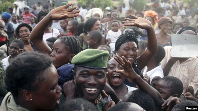 Les locaux accueillent les soldats des FARDC à leur retour à Goma - 3 décembre, 2012