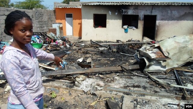 Casa destruída no incêndio do Dia de Natal (VOA/Armando Chicoca)