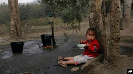 ကခ်င္ျပည္နယ္ လို္င္ဇာၿမိဳ႕ အနီးက ကခ်င္စစ္ေျပးဒုကၡသည္ စခန္းတြင္းက ကေလးငယ္ (ဇန္နဝါရီ ၄၊ ၂၀၁၃)။