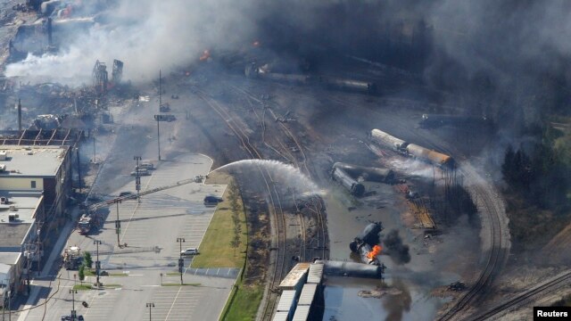 Khu vực trung tâm thị trấn Lac Megantic bị san thành bình địa khi nhiều toa xe lửa chở dầu phát nổ và bốc cháy. 