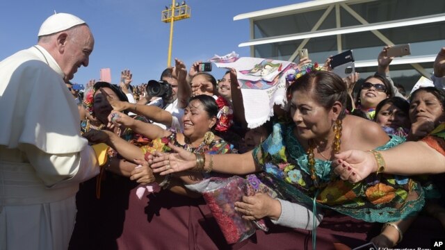 El papa Francisco saluda a un grupo de indígenas en San Cristóbal de Las Casas, en el estado de Chiapas, donde estuvo de visita el lunes.