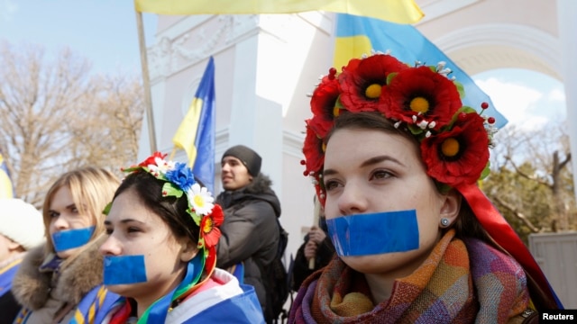 Phụ nữ tham gia cuộc biểu tình ủng hộ Ukraina ở Simferopol, 13/3/14