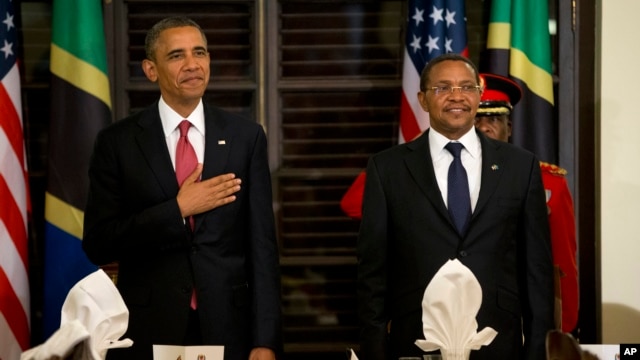 Tổng thống Hoa Kỳ Barack Obama (trái) và Tổng thống Jakaya Kikwete của Tanzania, 1/7/13