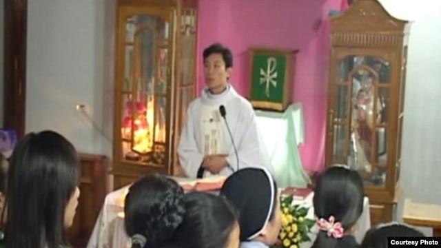 Giáo dân Con Cuông tham dự thánh lễ